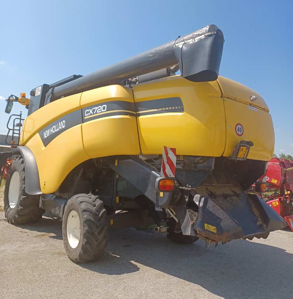 NEW HOLLAND MIETITREBBIA CX 720 - Kombájn: 4 kép. NEW HOLLAND MIETITREBBIA CX 720 - Kombájn: 4 kép.