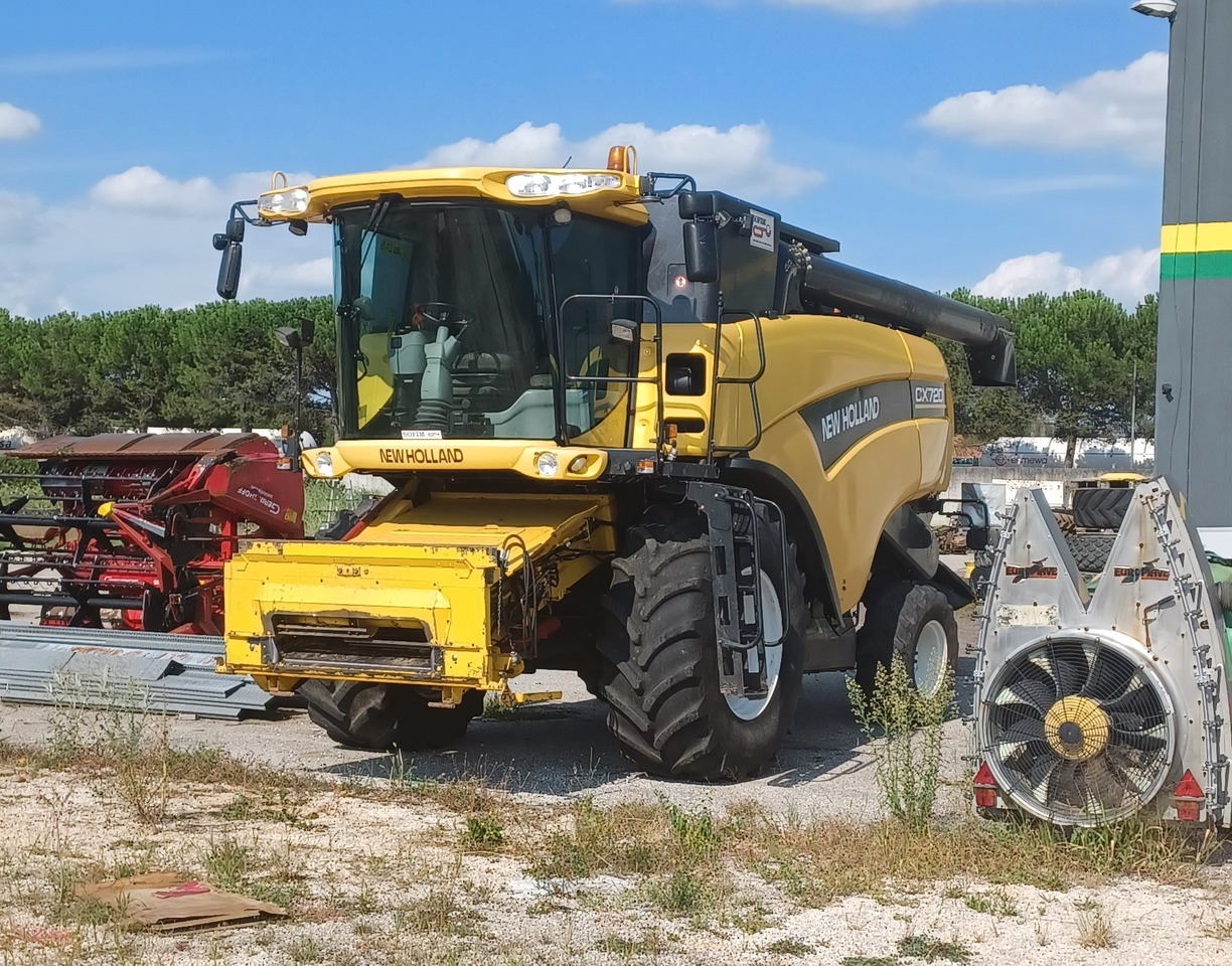 NEW HOLLAND MIETITREBBIA CX 720 - Kombájn: 2 kép. NEW HOLLAND MIETITREBBIA CX 720 - Kombájn: 2 kép.