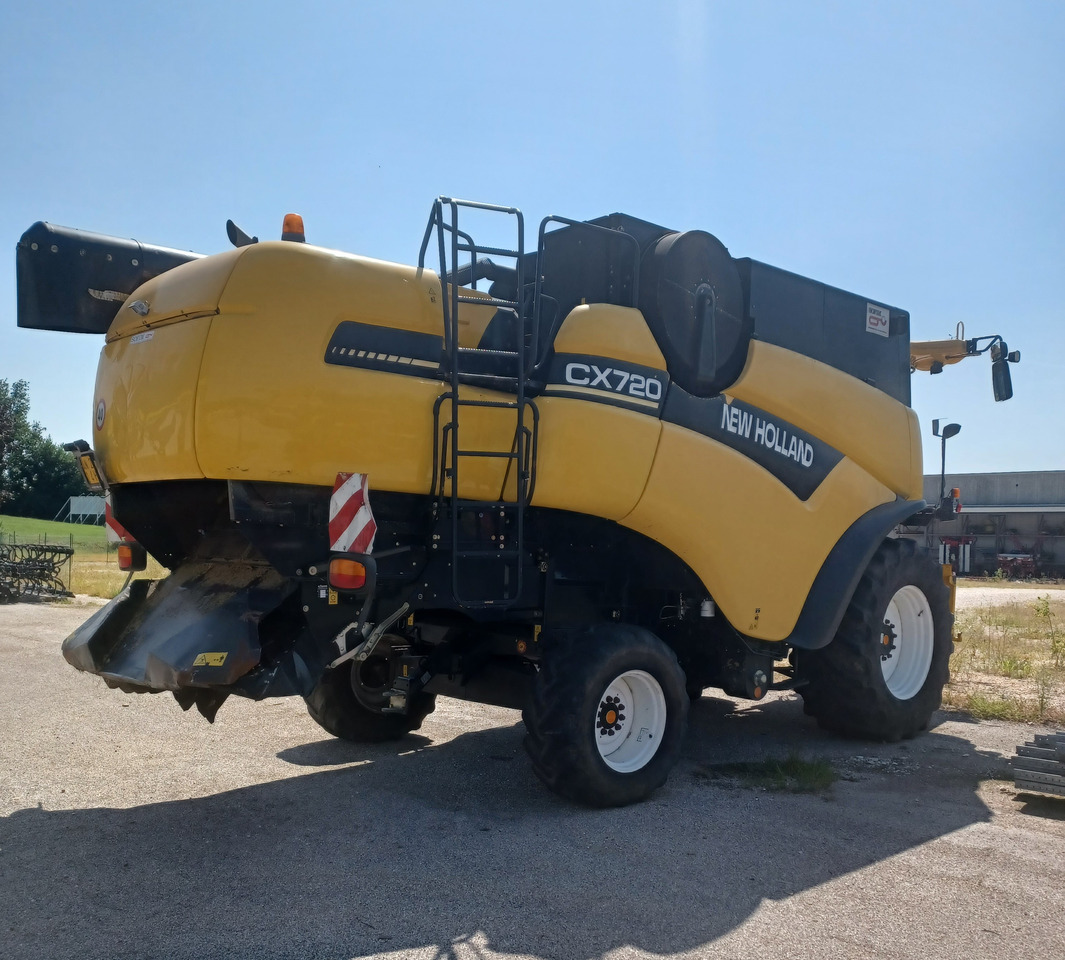 NEW HOLLAND MIETITREBBIA CX 720 - Kombájn: 5 kép. NEW HOLLAND MIETITREBBIA CX 720 - Kombájn: 5 kép.