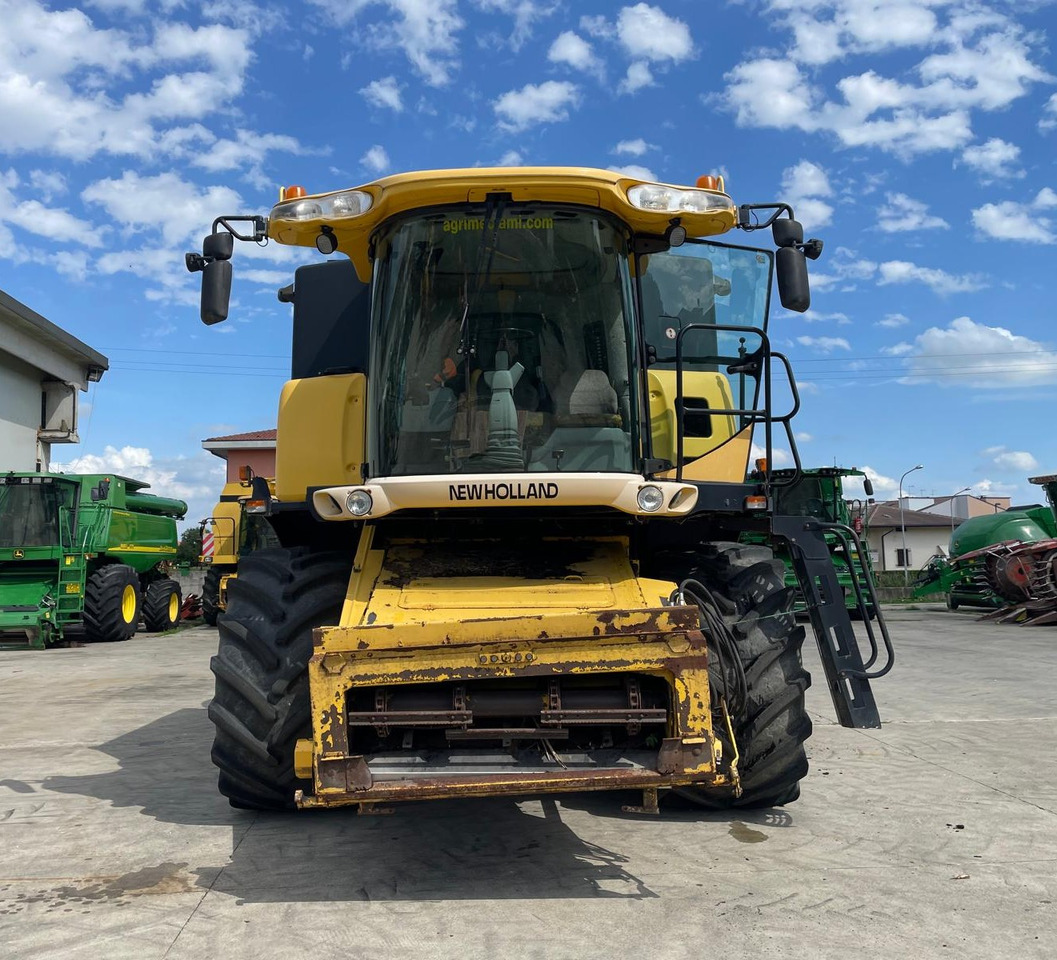 NEW HOLLAND MIETITREBBIA CX 8080 - Kombájn: 3 kép. NEW HOLLAND MIETITREBBIA CX 8080 - Kombájn: 3 kép.