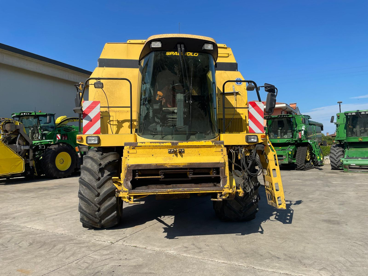 NEW HOLLAND MIETITREBBIA TF 78 - Kombájn: 2 kép. NEW HOLLAND MIETITREBBIA TF 78 - Kombájn: 2 kép.