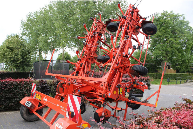 Kuhn GF10601 TO - Szénaforgató: 3 kép. Kuhn GF10601 TO - Szénaforgató: 3 kép.