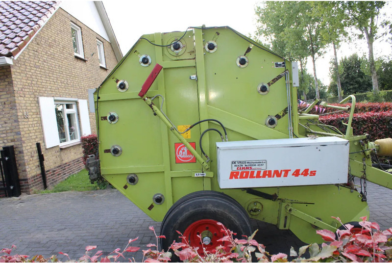 Claas Rollant 44S - Mezőgazdasági gépek: 2 kép. Claas Rollant 44S - Mezőgazdasági gépek: 2 kép.