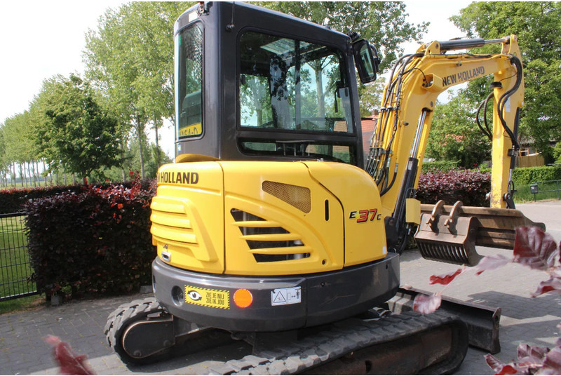 New Holland E37C binnendraaier - Minikotró: 4 kép. New Holland E37C binnendraaier - Minikotró: 4 kép.