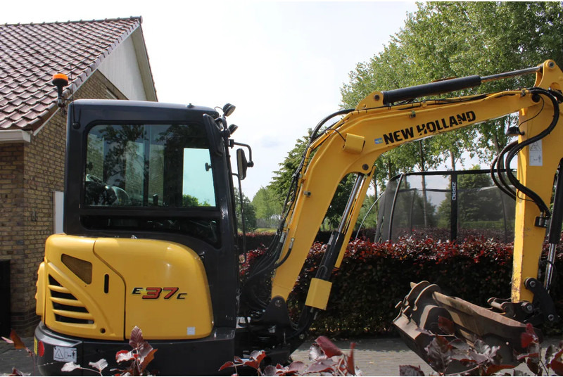 New Holland E37C binnendraaier - Minikotró: 3 kép. New Holland E37C binnendraaier - Minikotró: 3 kép.