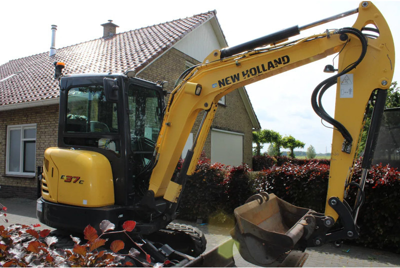 New Holland E37C binnendraaier - Minikotró: 2 kép. New Holland E37C binnendraaier - Minikotró: 2 kép.