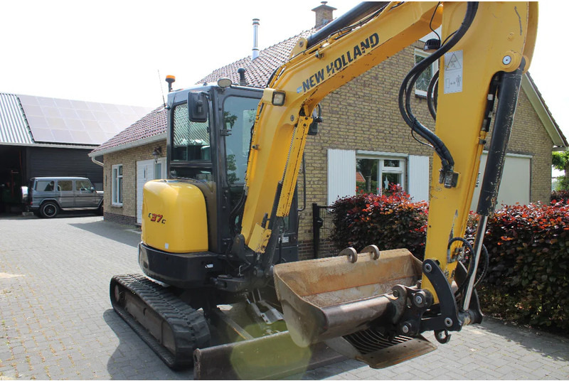 New Holland E37C binnendraaier - Minikotró: 1 kép. New Holland E37C binnendraaier - Minikotró: 1 kép.