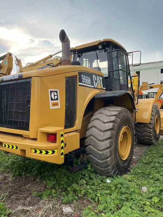 Affordable Used Caterpillar 966H Front-End Loader - Low Hours, Ready-to-Ship Globally - Gumikerekes homlokrakodó: 2 kép. Affordable Used Caterpillar 966H Front-End Loader - Low Hours, Ready-to-Ship Globally - Gumikerekes homlokrakodó: 2 kép.
