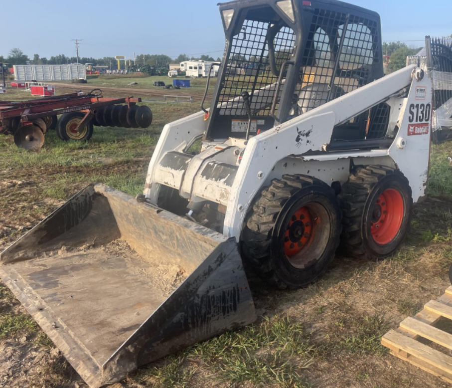 BOBCAT S130 - Mini homlokrakodó: 3 kép. BOBCAT S130 - Mini homlokrakodó: 3 kép.