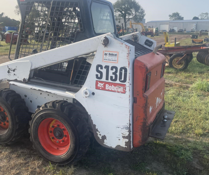 BOBCAT S130 - Mini homlokrakodó: 4 kép. BOBCAT S130 - Mini homlokrakodó: 4 kép.