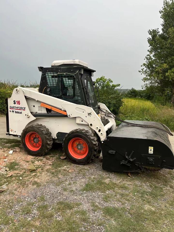 BOBCAT S16 - Mini homlokrakodó: 2 kép. BOBCAT S16 - Mini homlokrakodó: 2 kép.