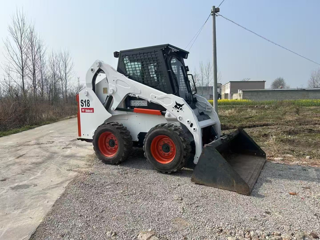 BOBCAT S18 - Mini homlokrakodó: 2 kép. BOBCAT S18 - Mini homlokrakodó: 2 kép.