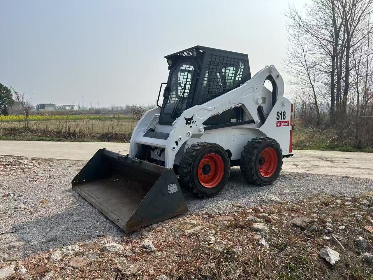 BOBCAT S18 - Mini homlokrakodó: 1 kép. BOBCAT S18 - Mini homlokrakodó: 1 kép.
