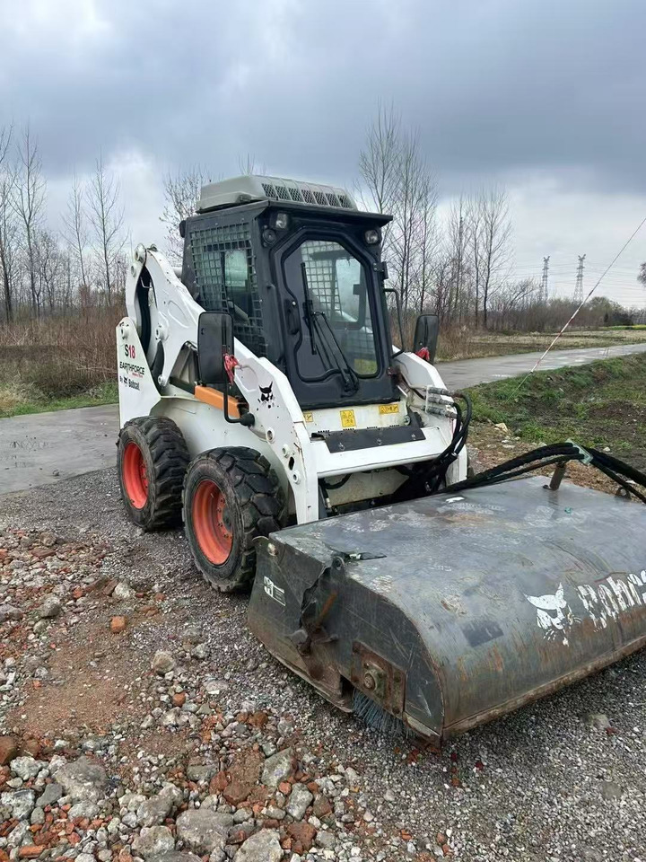 BOBCAT S18 - Mini homlokrakodó: 5 kép. BOBCAT S18 - Mini homlokrakodó: 5 kép.