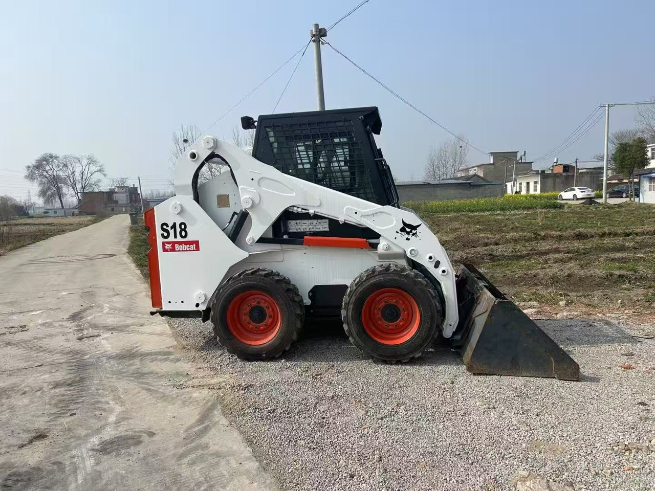 BOBCAT S18 - Mini homlokrakodó: 3 kép. BOBCAT S18 - Mini homlokrakodó: 3 kép.
