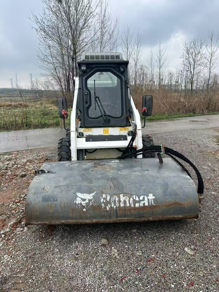 BOBCAT S18 - Mini homlokrakodó: 4 kép. BOBCAT S18 - Mini homlokrakodó: 4 kép.