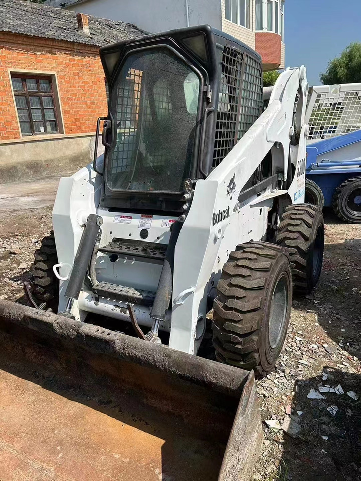 BOBCAT S300 - Mini homlokrakodó: 1 kép. BOBCAT S300 - Mini homlokrakodó: 1 kép.