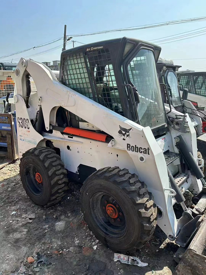 BOBCAT S300 - Mini homlokrakodó: 4 kép. BOBCAT S300 - Mini homlokrakodó: 4 kép.