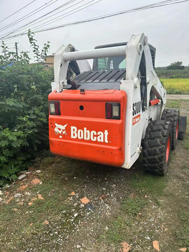 BOBCAT S300 - Mini homlokrakodó: 4 kép. BOBCAT S300 - Mini homlokrakodó: 4 kép.