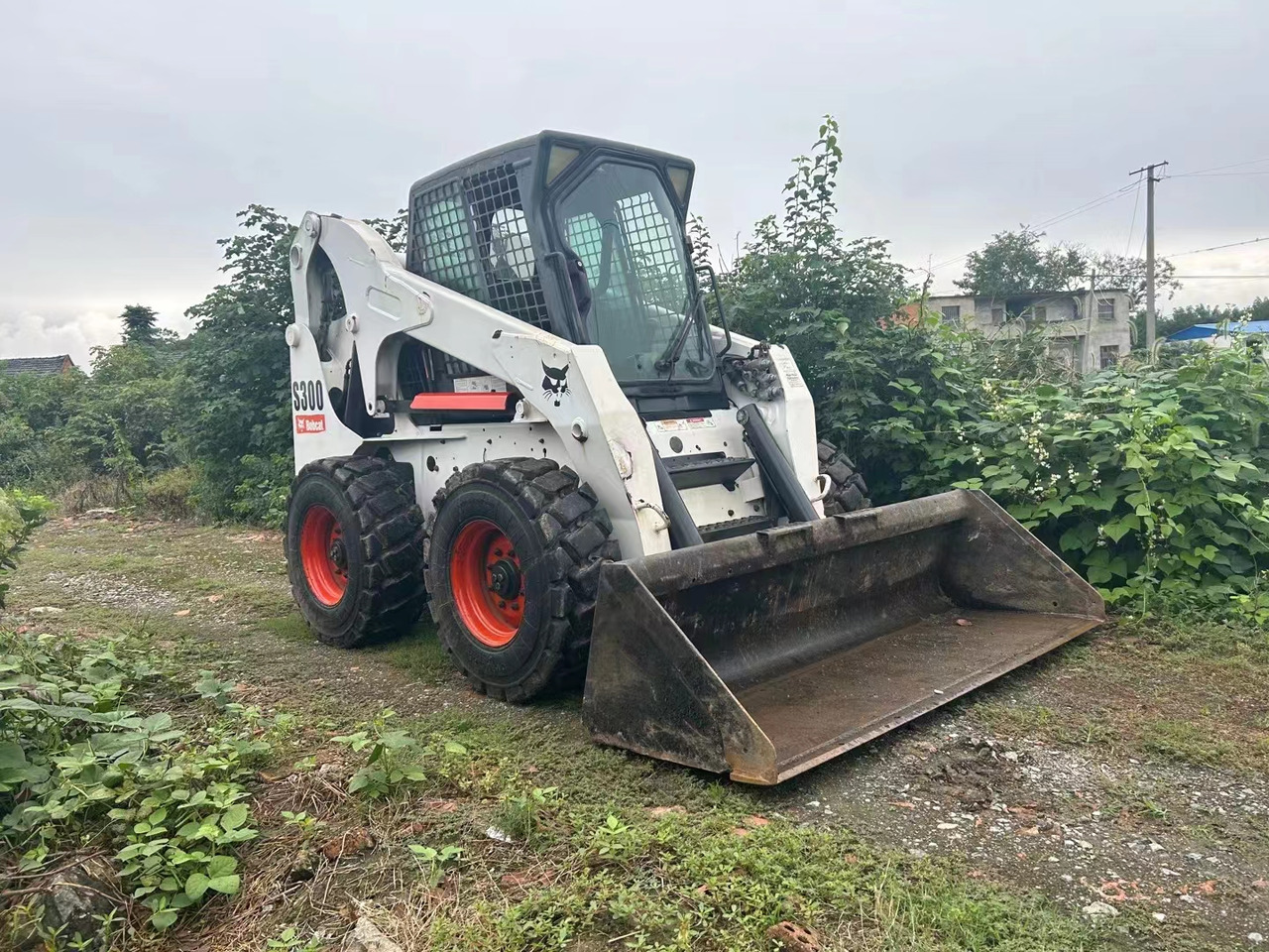 BOBCAT S300 - Mini homlokrakodó: 3 kép. BOBCAT S300 - Mini homlokrakodó: 3 kép.