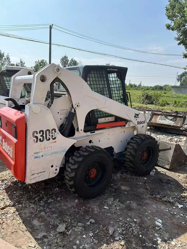 BOBCAT S300 - Mini homlokrakodó: 2 kép. BOBCAT S300 - Mini homlokrakodó: 2 kép.