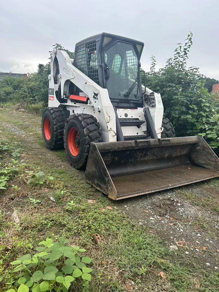 BOBCAT S300 - Mini homlokrakodó: 1 kép. BOBCAT S300 - Mini homlokrakodó: 1 kép.