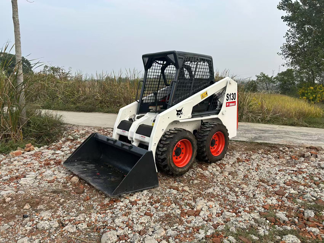 BOBCAT s130 - Mini homlokrakodó: 2 kép. BOBCAT s130 - Mini homlokrakodó: 2 kép.