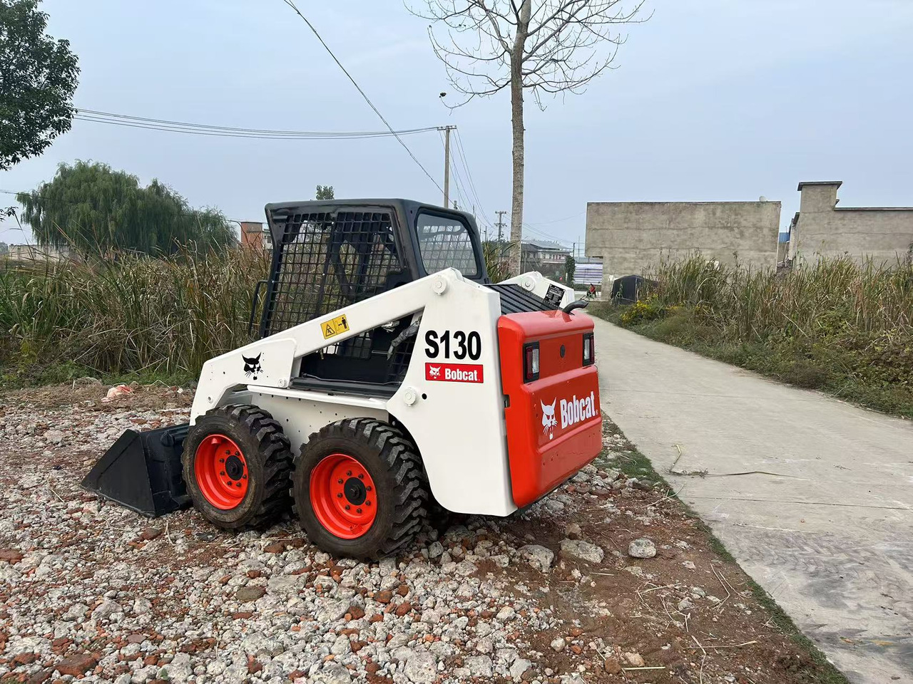 BOBCAT s130 - Mini homlokrakodó: 4 kép. BOBCAT s130 - Mini homlokrakodó: 4 kép.