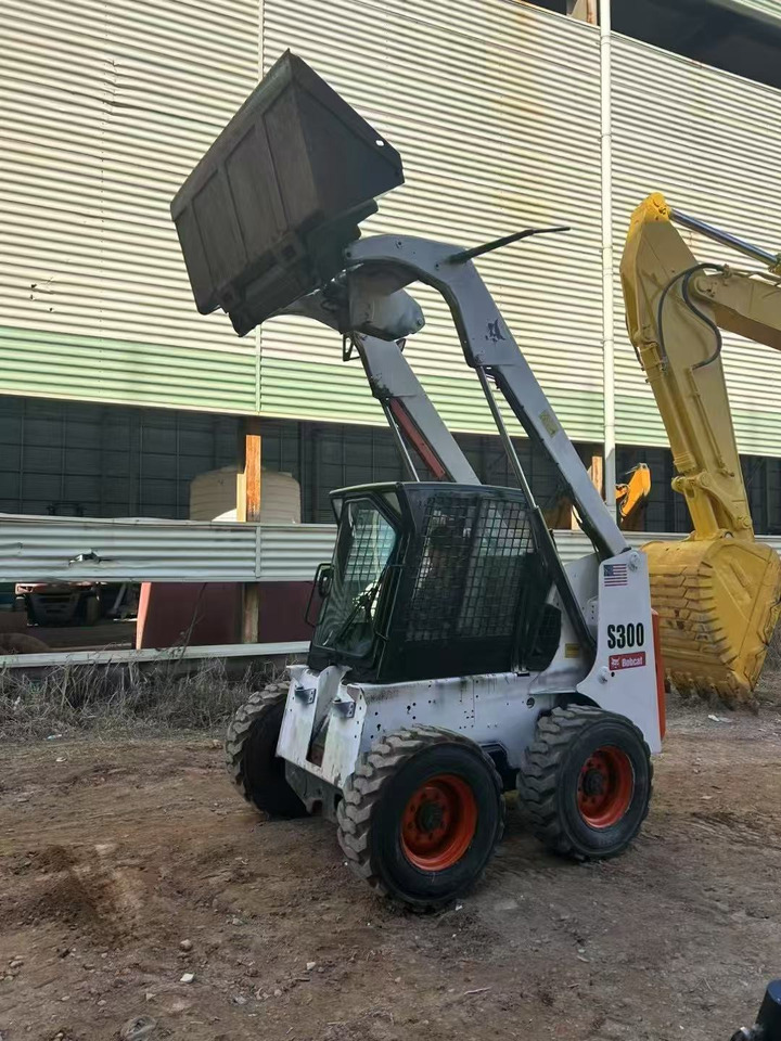 BOBCAT s300 - Mini homlokrakodó: 5 kép. BOBCAT s300 - Mini homlokrakodó: 5 kép.