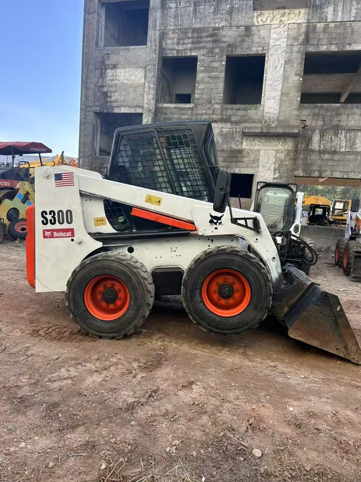 BOBCAT s300 - Mini homlokrakodó: 2 kép. BOBCAT s300 - Mini homlokrakodó: 2 kép.