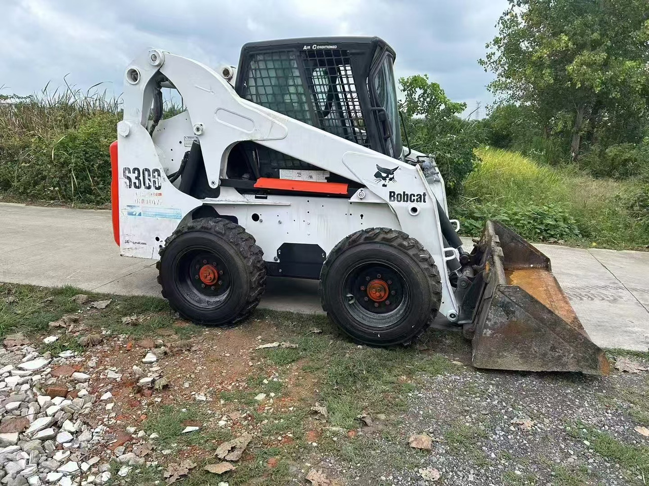 BOBCAT s300 - Mini homlokrakodó: 1 kép. BOBCAT s300 - Mini homlokrakodó: 1 kép.