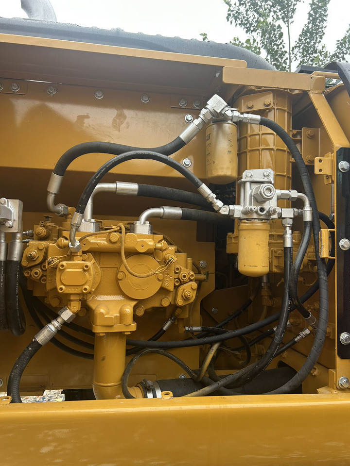 CATERPILLAR 320d - Lánctalpas kotró: 3 kép. CATERPILLAR 320d - Lánctalpas kotró: 3 kép.