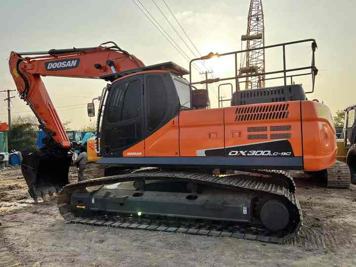 Doosan Construction Equipment Dx300 , Used Earth-moving Machine Doosan Excavator , Doosan Heavy Machines for Sale - Kotrógép: 2 kép. Doosan Construction Equipment Dx300 , Used Earth-moving Machine Doosan Excavator , Doosan Heavy Machines for Sale - Kotrógép: 2 kép.