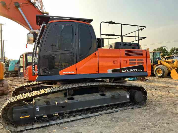 Doosan Construction Equipment Dx300 , Used Earth-moving Machine Doosan Excavator , Doosan Heavy Machines for Sale - Kotrógép: 3 kép. Doosan Construction Equipment Dx300 , Used Earth-moving Machine Doosan Excavator , Doosan Heavy Machines for Sale - Kotrógép: 3 kép.