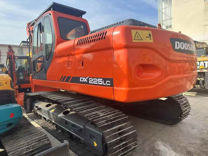 Doosan DX225LC Second-Hand Excavator | Korea Direct Import | 1-Year Warranty & Free Sea Shipping - Lánctalpas kotró: 3 kép. Doosan DX225LC Second-Hand Excavator | Korea Direct Import | 1-Year Warranty & Free Sea Shipping - Lánctalpas kotró: 3 kép.