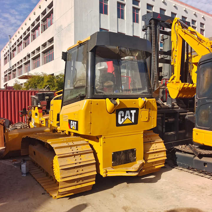 Good Condition D3K Bulldozer Used Crawler Bulldozer with Parts Price Bulldozers - Buldózer: 4 kép. Good Condition D3K Bulldozer Used Crawler Bulldozer with Parts Price Bulldozers - Buldózer: 4 kép.