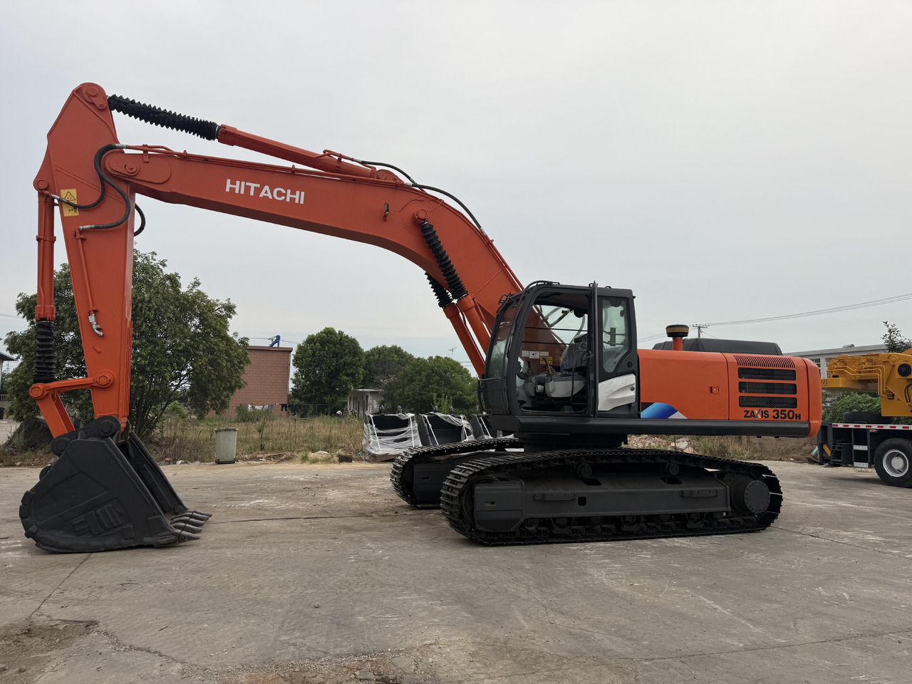 HITACHI 350-5g - Lánctalpas kotró: 2 kép. HITACHI 350-5g - Lánctalpas kotró: 2 kép.