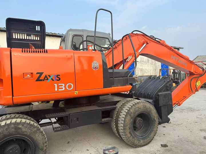 Hot Sale! Used Hitachi ZX130 Wheel Excavator |Excellent Condition| Best Price | Perfect for Construction & Road Projects - Gumikerekes kotró: 3 kép. Hot Sale! Used Hitachi ZX130 Wheel Excavator |Excellent Condition| Best Price | Perfect for Construction & Road Projects - Gumikerekes kotró: 3 kép.