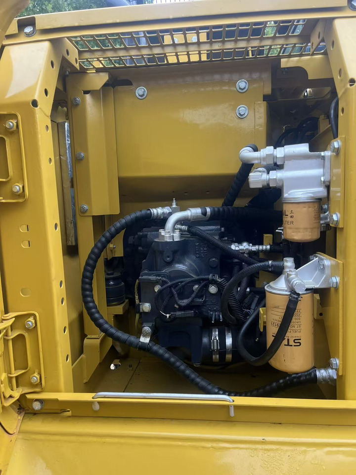 KOMATSU PC130 - Lánctalpas kotró: 5 kép. KOMATSU PC130 - Lánctalpas kotró: 5 kép.