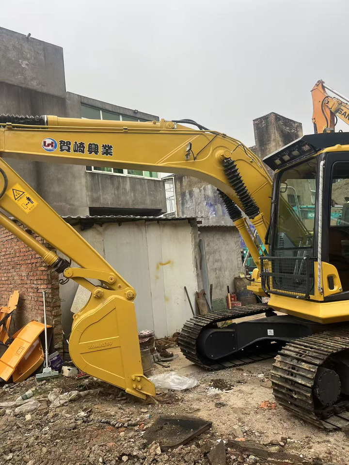 KOMATSU PC130 - Lánctalpas kotró: 2 kép. KOMATSU PC130 - Lánctalpas kotró: 2 kép.