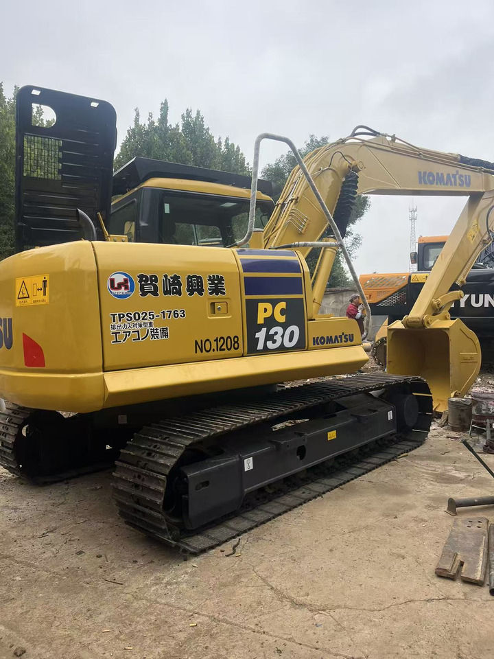 KOMATSU PC130 - Lánctalpas kotró: 1 kép. KOMATSU PC130 - Lánctalpas kotró: 1 kép.