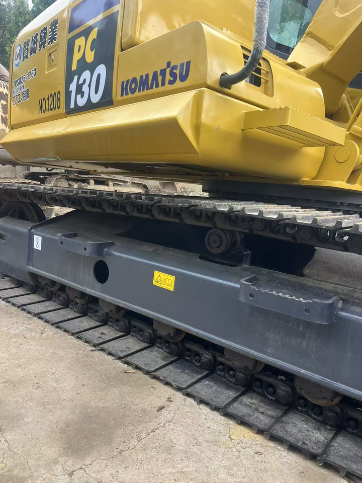 KOMATSU PC130 - Lánctalpas kotró: 4 kép. KOMATSU PC130 - Lánctalpas kotró: 4 kép.