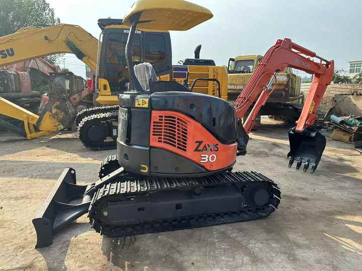 Mini 3-Ton Excavator used Hitachi ZX30 excavator with Excellent Performance and Low Price for sale! - Kotrógép: 3 kép. Mini 3-Ton Excavator used Hitachi ZX30 excavator with Excellent Performance and Low Price for sale! - Kotrógép: 3 kép.