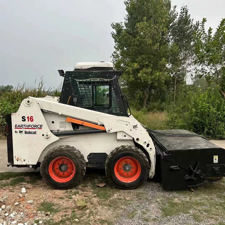 Used Bob Cat Bob Cat S16 Used Mini Skid Steer Wheel Loader Multifunctional Track Loaders Bobcat S16 2.7 Ton - Mini homlokrakodó: 1 kép. Used Bob Cat Bob Cat S16 Used Mini Skid Steer Wheel Loader Multifunctional Track Loaders Bobcat S16 2.7 Ton - Mini homlokrakodó: 1 kép.