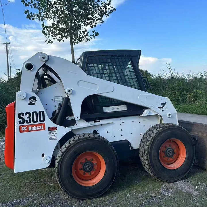 Used Bob Cat Bob Cat S300 Used Mini Skid Steer Wheel Loader Multifunctional Track Loaders Bobcat S300 - Mini homlokrakodó: 2 kép. Used Bob Cat Bob Cat S300 Used Mini Skid Steer Wheel Loader Multifunctional Track Loaders Bobcat S300 - Mini homlokrakodó: 2 kép.