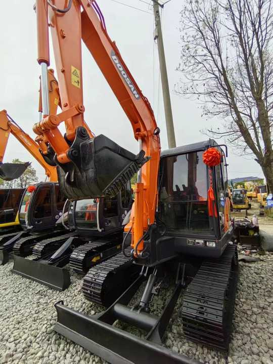 Used Digger DOOSAN DX60 Construction Machinery Construction Digger Used DOOSAN DX60 Cheap Excavator - Lánctalpas kotró: 2 kép. Used Digger DOOSAN DX60 Construction Machinery Construction Digger Used DOOSAN DX60 Cheap Excavator - Lánctalpas kotró: 2 kép.