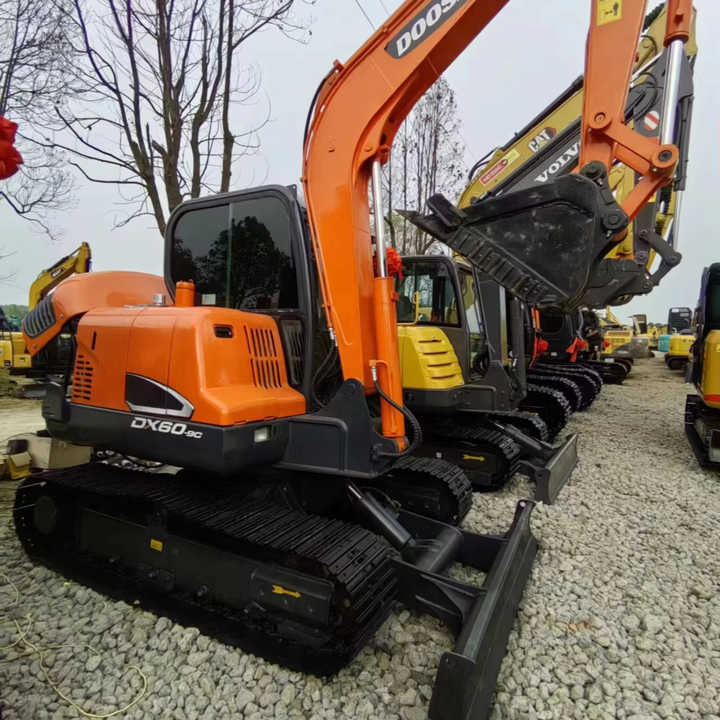 Used Digger DOOSAN DX60 Construction Machinery Construction Digger Used DOOSAN DX60 Cheap Excavator - Lánctalpas kotró: 1 kép. Used Digger DOOSAN DX60 Construction Machinery Construction Digger Used DOOSAN DX60 Cheap Excavator - Lánctalpas kotró: 1 kép.