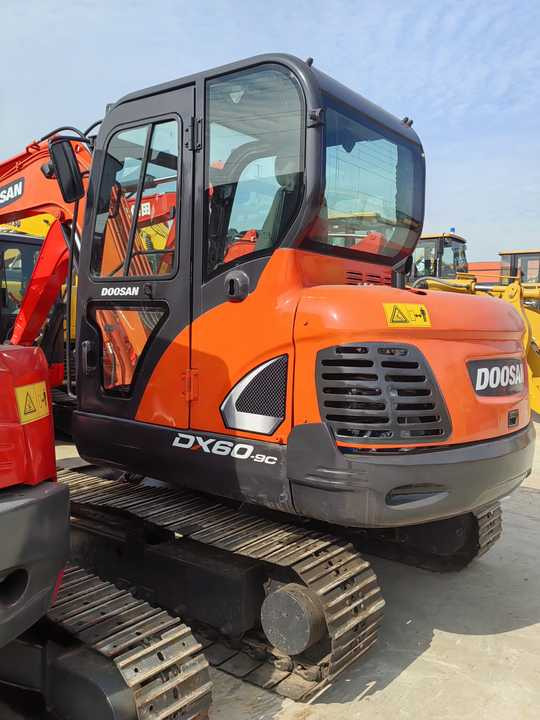 Used Digger DOOSAN DX60 Construction Machinery Construction Digger Used DOOSAN DX60 Cheap Excavator - Lánctalpas kotró: 2 kép. Used Digger DOOSAN DX60 Construction Machinery Construction Digger Used DOOSAN DX60 Cheap Excavator - Lánctalpas kotró: 2 kép.