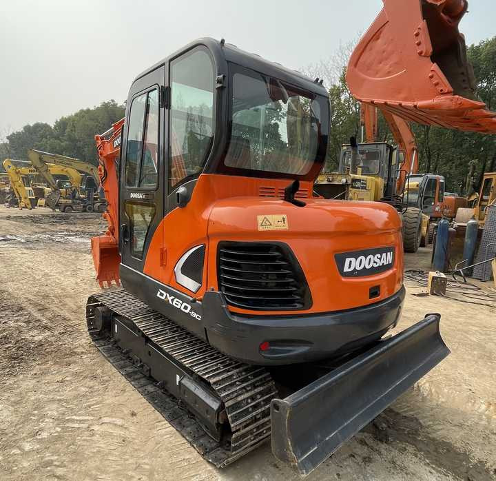Used Digger DOOSAN DX60 Construction Machinery Construction Digger Used DOOSAN DX60 Cheap Excavator - Lánctalpas kotró: 2 kép. Used Digger DOOSAN DX60 Construction Machinery Construction Digger Used DOOSAN DX60 Cheap Excavator - Lánctalpas kotró: 2 kép.