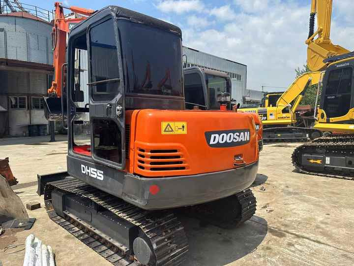 Used Digger Doosan Dh55 Construction Machinery Construction Digger Used Doosan Dh55 Cheap Excavator - Lánctalpas kotró: 4 kép. Used Digger Doosan Dh55 Construction Machinery Construction Digger Used Doosan Dh55 Cheap Excavator - Lánctalpas kotró: 4 kép.